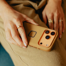 Peak Design Mobile // Everyday Clarino Case // iPhone 17 Pro // Tan