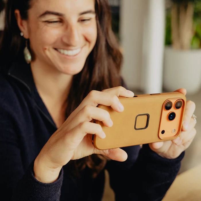 Peak Design Mobile // Everyday Clarino Case // iPhone 17 Pro // Tan